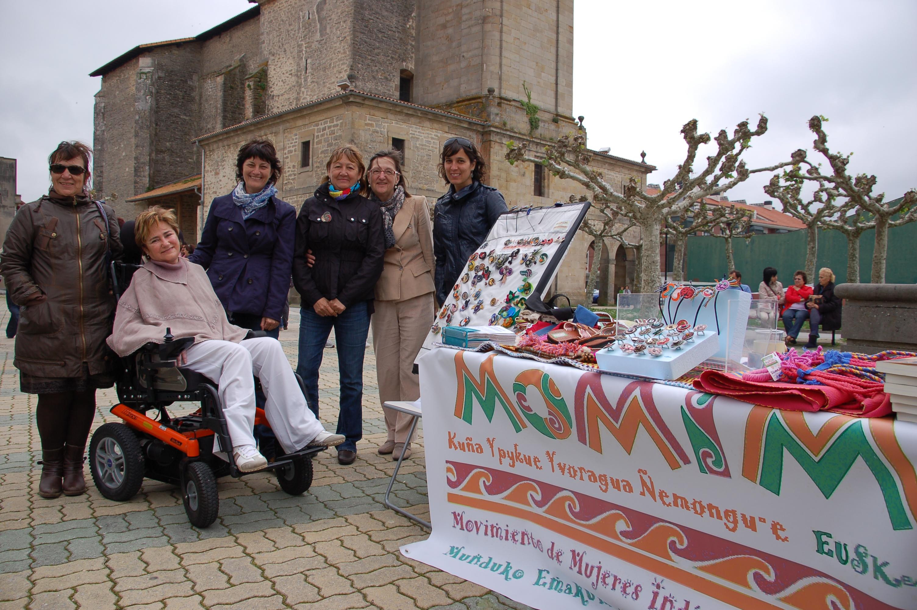 socias en el estand del Momim